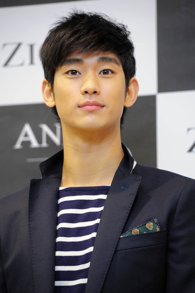 Kim Soo-Hyun Autograph Session With ZIOZIA