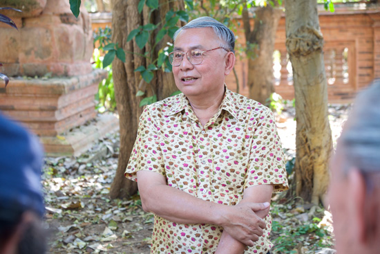 พ่อเลี้ยงแดง กำลังอธิบายถึงความเป็นมาและแรงดันบาลใจ