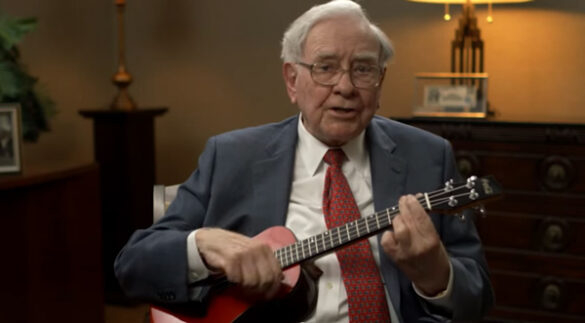 ตามไปดูลีลา Warren Buffett เล่น Ukulele และร้องเพลงให้ โค้ก 