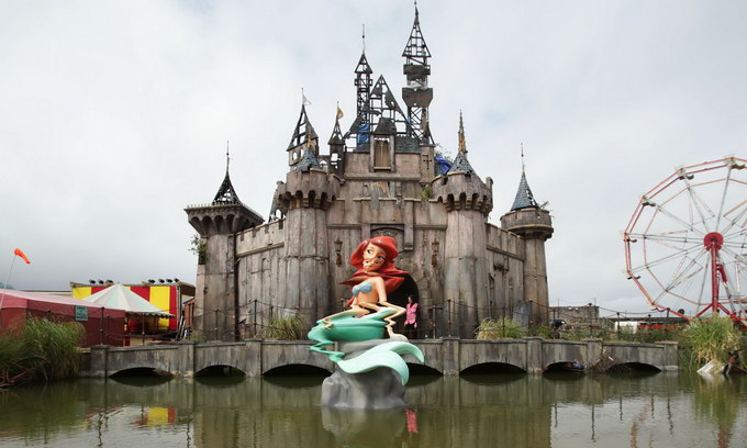 dismaland banksy amusement52