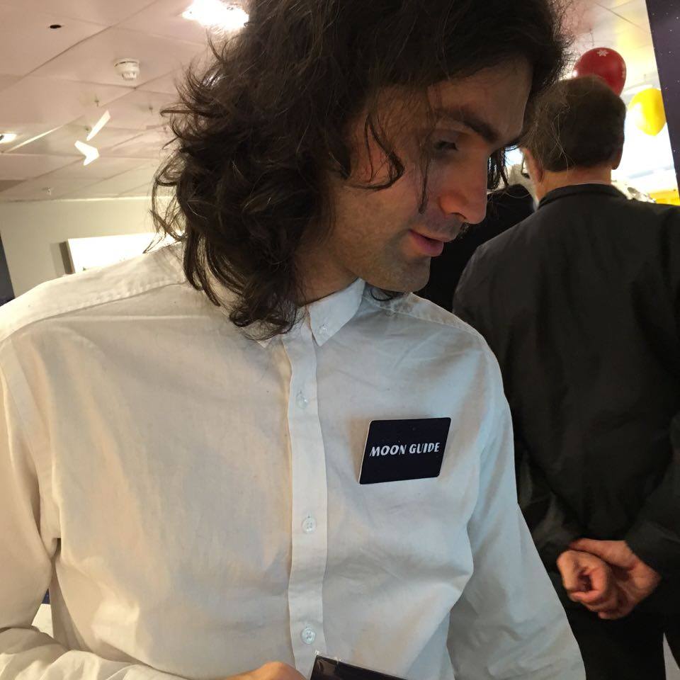 ถ้าไม่เข้าใจว่าของขวัญมีอะไรบ้าง หรืออยากถามข้อมูลอื่นๆ ก็มี Moon Guide สุดหล่อตอบคำถาม และเสิร์ชเว็บไซต์ออนไลน์ สโตร์ของห้าง โชว์สินค้าให้ดู