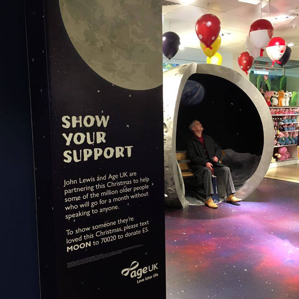 ภายใน John Lewis มีมุมหนึ่งจัดให้พื้นที่ของแคมเปญ Man on The Moon ที่เห็นนั่งอยู่นั่น ลูกค้าตัวจริงของห้างฯ