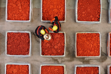 Detlef Brink - LANXESS Mitarbeiter (Probennehmer) und Ralph Emmert - LANXESS Mitarbeiter (mit Probengef??) bei der Probennahme an den Pressenk?sten