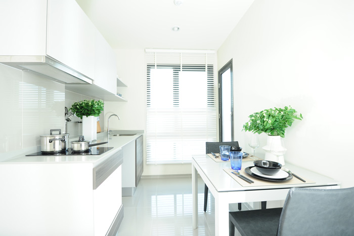 ห้อง 1 ห้องนอน โต๊ะทานข้าวอยู่บริเวณห้องครัว