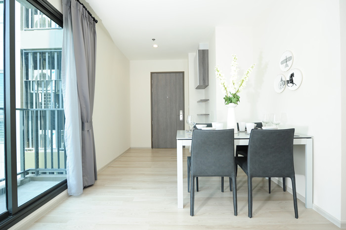 เริ่มต้นด้วยพื้นที่ห้องรับแขก กว้างขวางไม่อึดอัด ใช้กระจกหนาเพื่อให้แสงธรรมชาติเข้ามาในตัวห้อง และด้านหลังรับวิวสระน้ำ