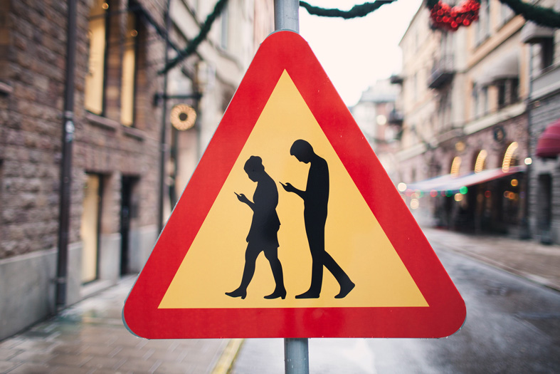 Verkehrsschilder-in-Stockholm-warnen-vor-Menschen-mit-Smarthphone-3