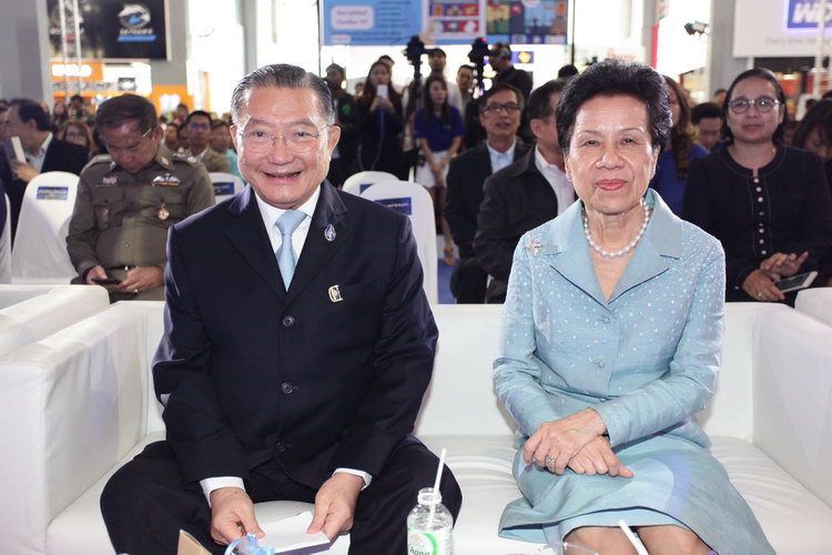 เจริญ สิริวัฒนภักดี ไทบเบฟ คุณหญิง วรรณา