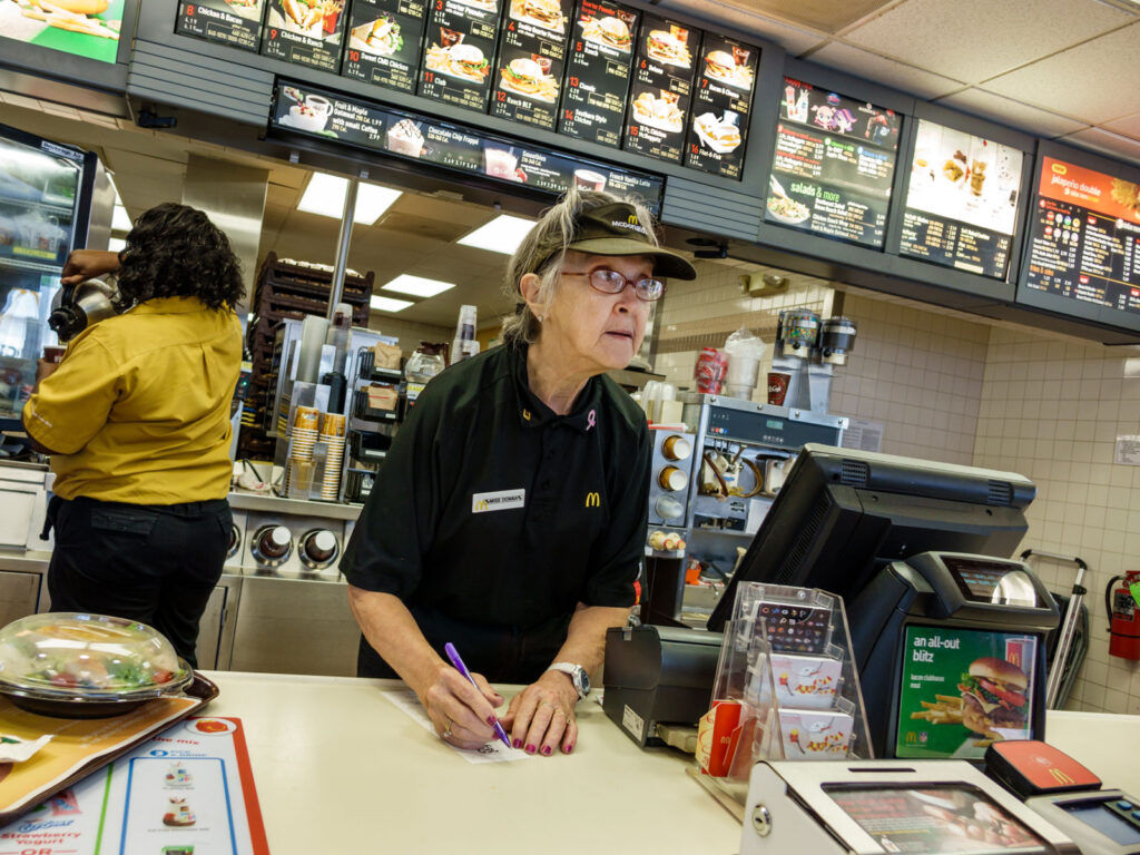 Mcd Agent McDonald's จับมือองค์กรไม่แสวงหาผลกำไร เดินหน้าจ้างพนักงานสูงอายุ แก้ ...