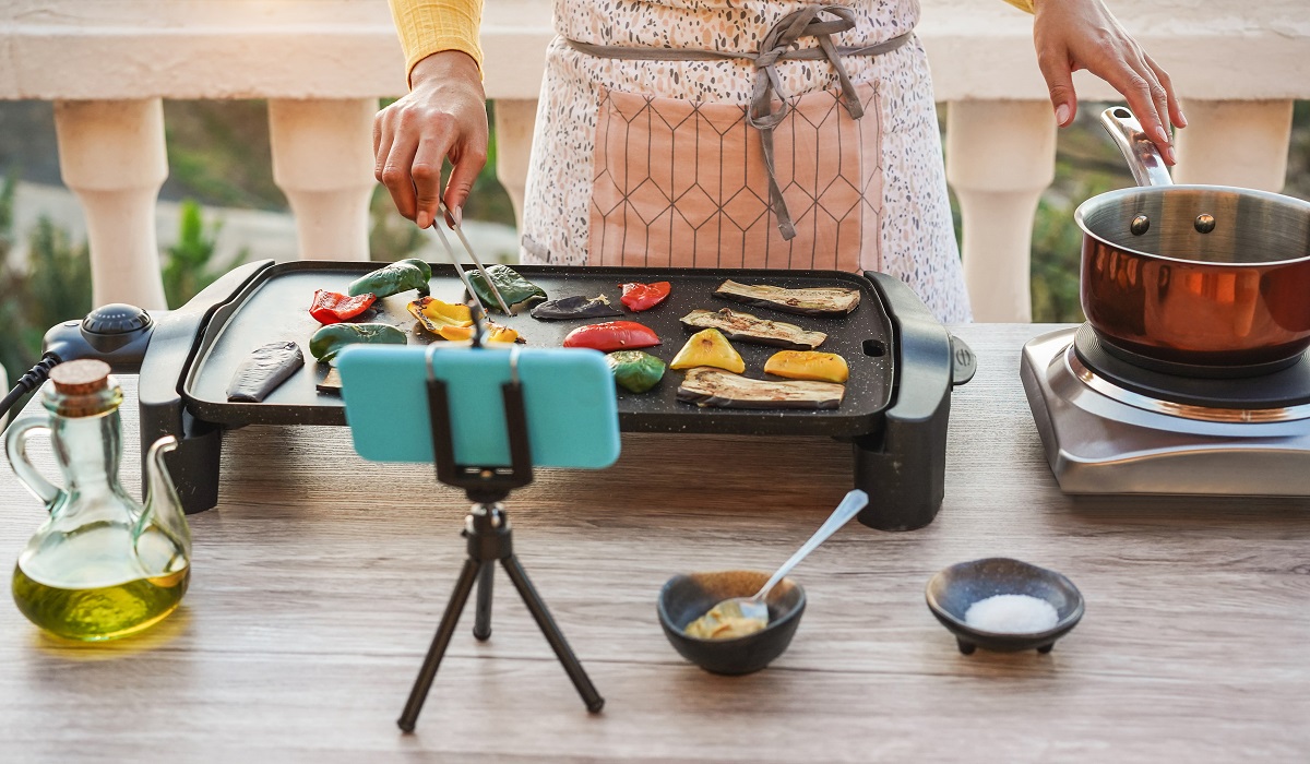 shutterstock_chef youtuber