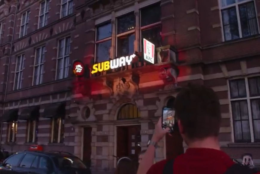 lays dark restaurant