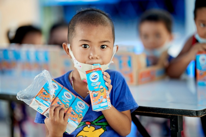 นมล้านกล่องจากโฟร์โมสต์ สู่ล้านรอยยิ้มของเด็กไทย มอบสุขภาพดีจากทุกน้ำใจ  ในโครงการ “โฟร์โมสต์ส่งต่อรอยยิ้มให้เด็กไทยสู้ภัยโควิด-19” [Pr] - Brand  Buffet