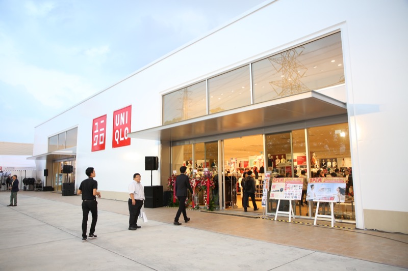 Uniqlo Roadside