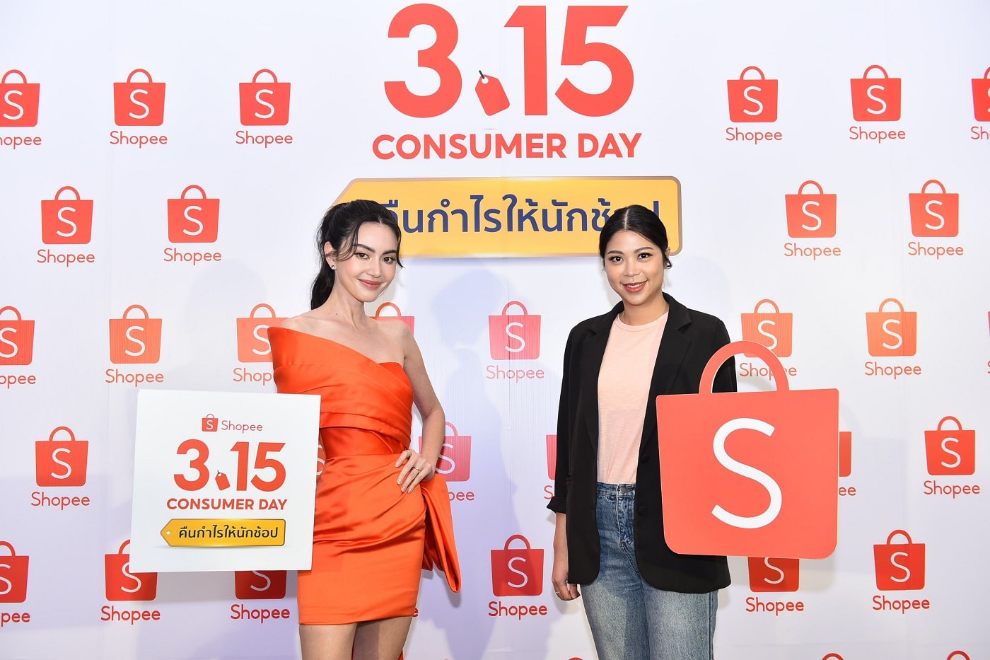 ใหม่-ดาวิกา โฮร์เน่ และนางสาวสุชญา ปาลีวงศ์ ผู้จัดการอาวุโสฝ่ายการตลาด ช้อปปี้ (ประเทศไทย)