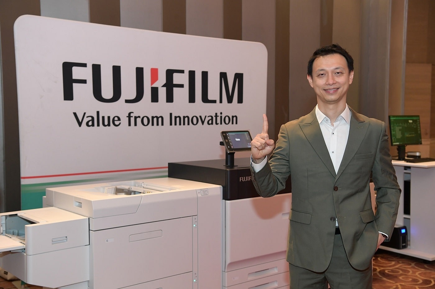 นายกิตติ พรพิพัฒน์วงศ์ Country Head , Graphic Communication