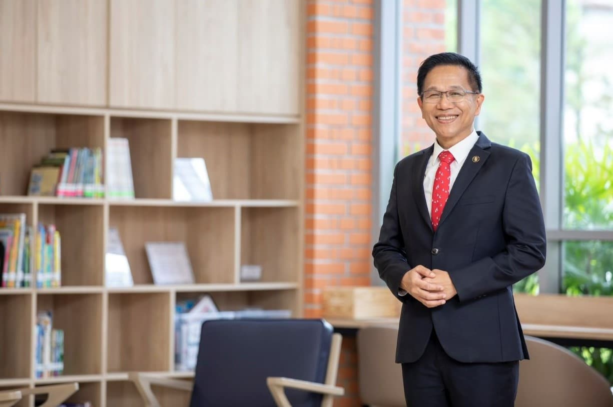 ศาสตราจารย์พิเศษ ดร. สาคร สุขศรีวงศ์ ประธานบริหารโรงเรียนนานาชาติคิงส์คอลเลจกรุงเทพ