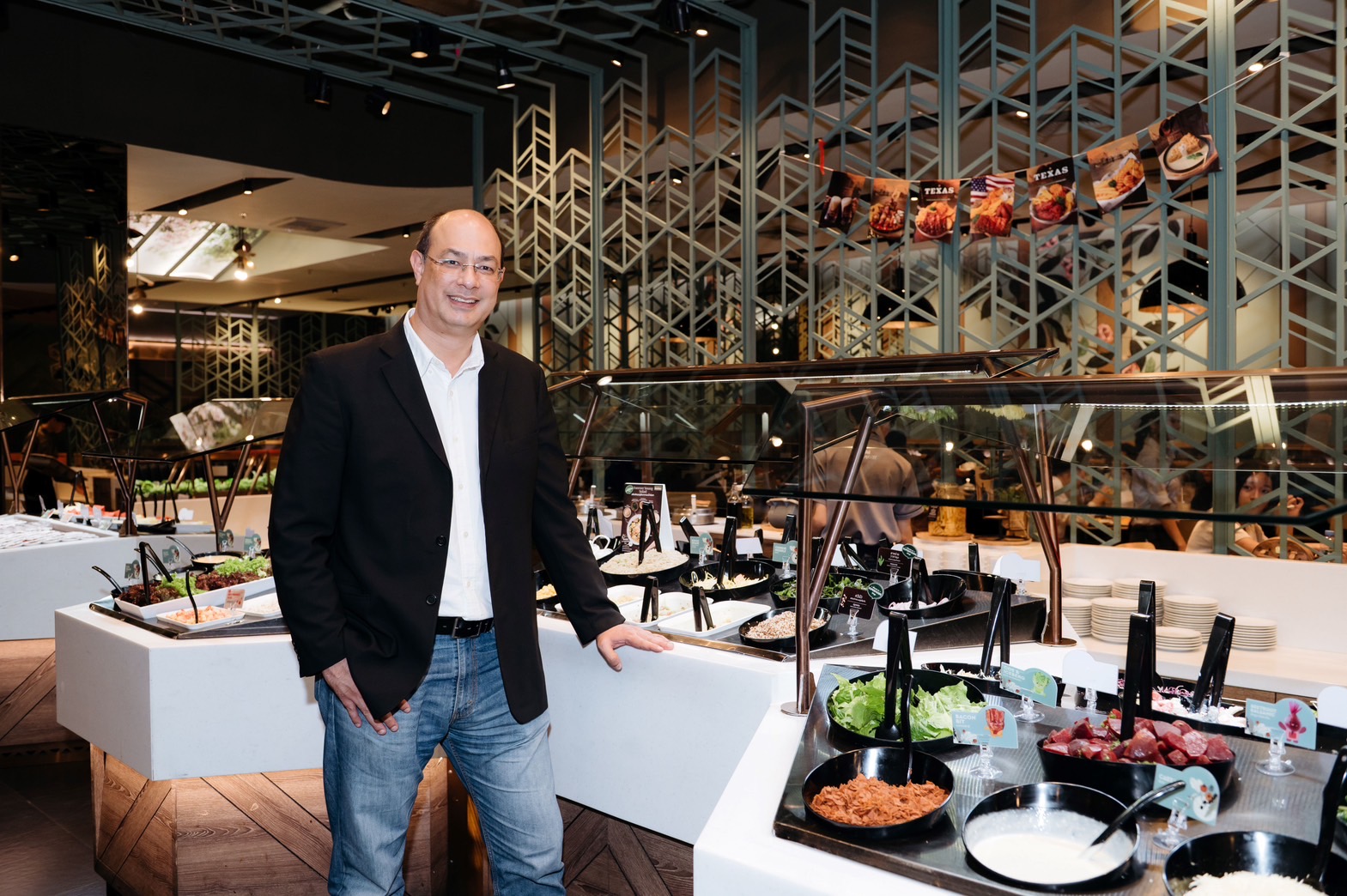 คุณอนิรุทร์ เดวิด คอลลินส์ 