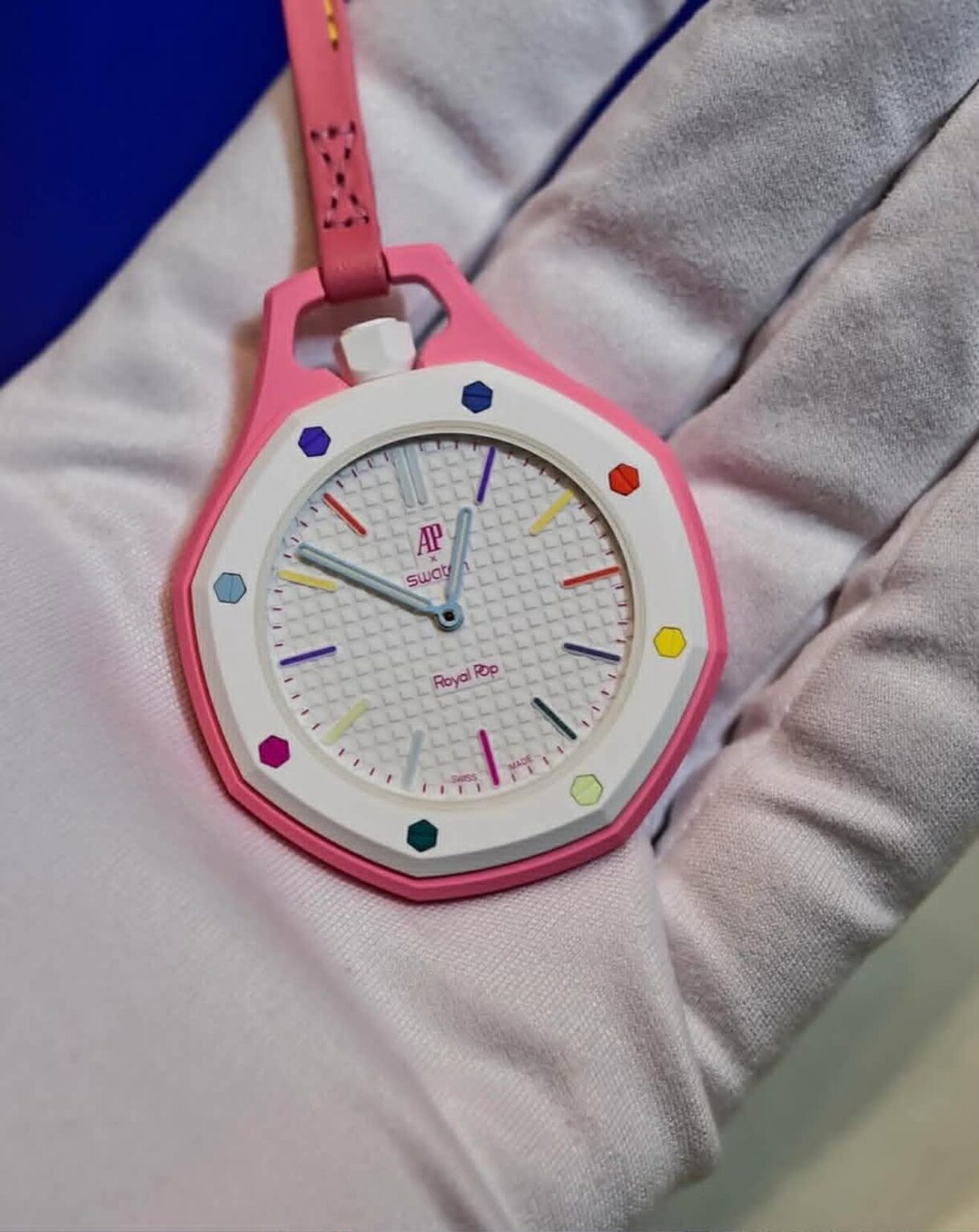 เพื่อนอึ้ง กรรมการอึ้ง สายหิ้วอึ้ง AP x SWATCH Royal Pop ‘นาฬิกาพก ...
